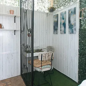 Nearest By Reddoorz Hostel